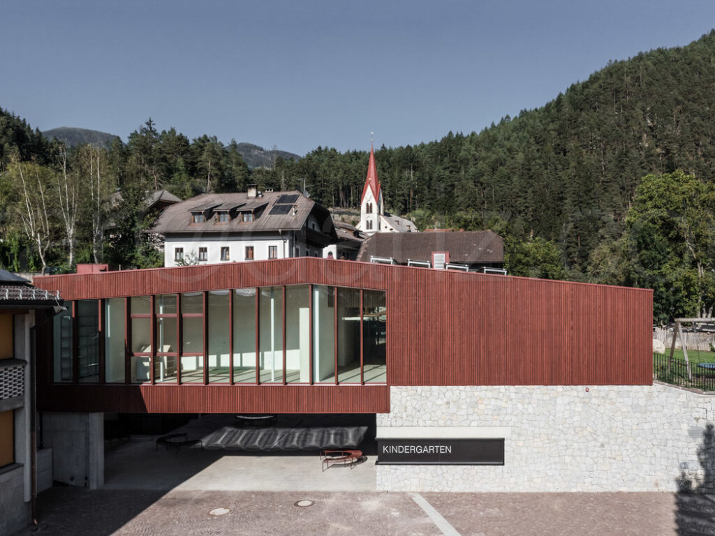 https://www.fierabolzano.it/uploads/blocks/images/rolandbaldiarchitects_asilo_chienes_1_foto_oskar_da_riz_mzz7_j9f6_l.jpg